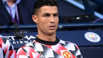 Cristiano Ronaldo se muestra frustrado en el banquillo del Manchester United en el encuentro ante Manchester City.