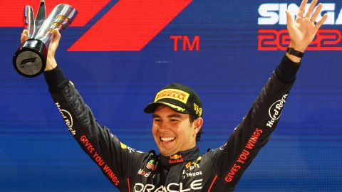 Sergio 'Checo' Pérez alzando el trofeo del Gran Premio de Singapur.