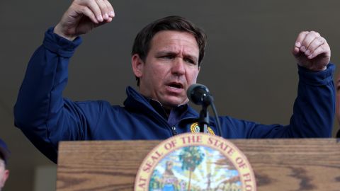 Ron DeSantis dice que continuará el traslado de inmigrantes al concluir trabajos tras huracán Ian.