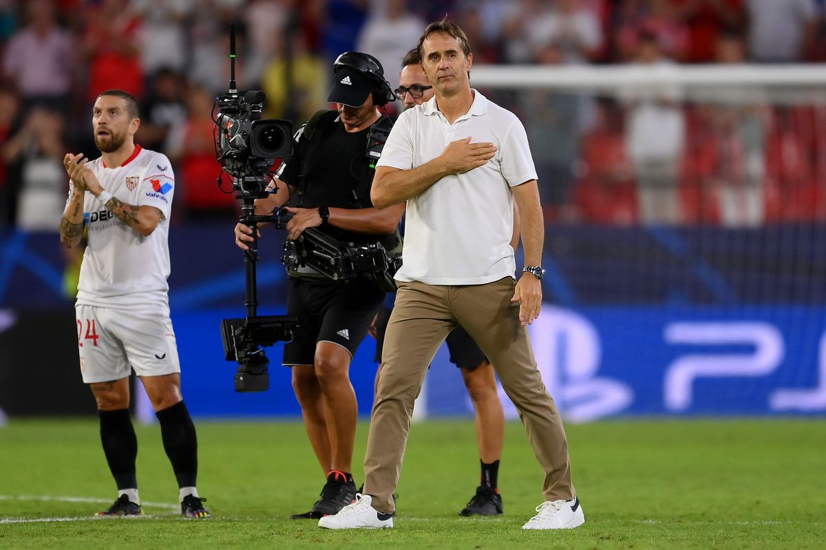 Tras el encuentro Sevilla vs Dortmund, Lopetegui salió emocionado al centro del campo para devolver los aplausos a la afición sevillista.