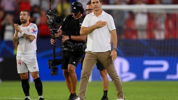 Tras el encuentro Sevilla vs Dortmund, Lopetegui salió emocionado al centro del campo para devolver los aplausos a la afición sevillista.