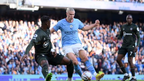 Haaland confirmó porqué es el máximo golaador de la Premier League y anotó el cuarto gol para su equipo.