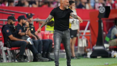 El argentino Jorge Sampaoli no tuvo un debut soñado, pero logró salvar un punto que saca al Sevilla de los puestos de descenso, al menos por ahora.