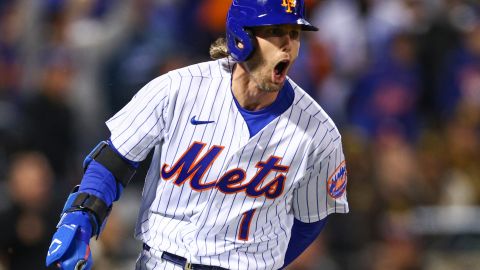 Jeff McNeil, de los Mets, reacciona tras batear un doble de dos carreras en el séptimo inning.