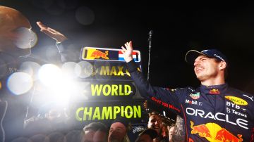 A falta de cuatro carreras, Max Verstappen consiguió ser Campeón Mundial. Checo Pérez peleará el subcampeonato con Leclerc