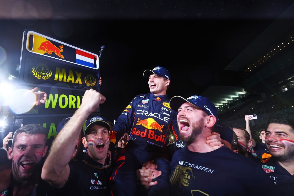 Red Bull celebra con Max Verstappen (C) el campeonato mundial de pilotos conseguido en el Gran Premio de Japón.