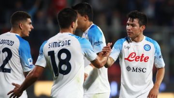 Simeone y Lozano pusieron el segundo y tercer respectivamente en la victoria que dejó al Napoli como líder de la Serie A.