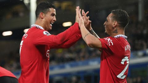 Cristiano Ronaldo (L) y Antony (R) celebran el tanto que a la postre representó la victoria de Manchester United ante Everton.