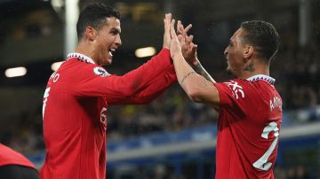 Cristiano Ronaldo (L) y Antony (R) celebran el tanto que a la postre representó la victoria de Manchester United ante Everton.