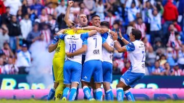Jugadores de Puebla celebran luego de ganar la tanda de penales ante Chivas de Guadalajara.