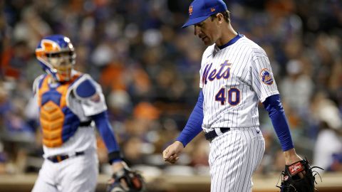 Chris Bassitt deja la lomita de Mets tras permitir tres carreras en cuatro innings.