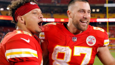 Patrick Mahomes y Travis Kelce fueron las estrellas de Chiefs al producir cuatro touchdown.