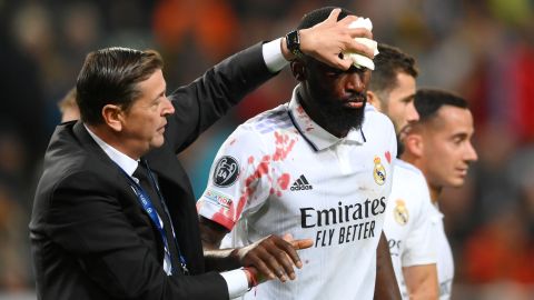 Antonio Rüdiger deja el terreno de juego tras el fuerte choque que sufrió al anotar el gol del empate ante Shakhtar Donetsk.