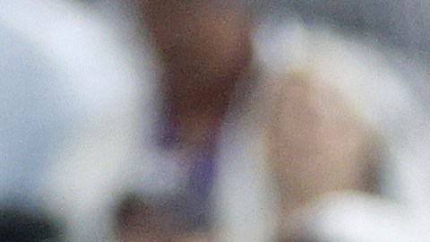 Josh Donaldson es puesto out en primera base luego del batazo.