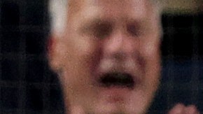 Aaron Judge (L) celebra el cuadrangular de Anthony Rizzo (R) ante Guardians a su llegada al home.