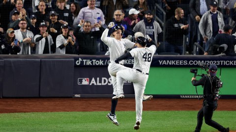 Aaron Judge (L) celebra el cuadrangular de Anthony Rizzo (R) ante Guardians a su llegada al home.