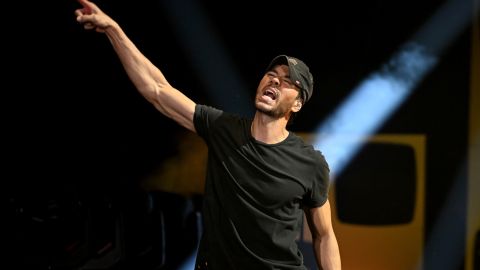 El español Enrique Iglesias sigue manifestando su amor a las fanáticas.