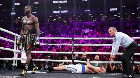 Deontay Wilder noqueó a Robert Helenius en la primera ronda durante su pelea eliminatoria por el título mundial de peso pesado del CMB