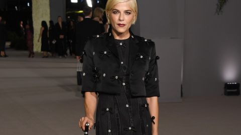 La actriz Selma Blair se va a mitad de temporada de 'Dancing With the Stars' en medio de su batalla contra la esclerosis múltiple.