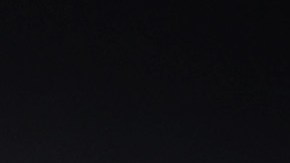 La lona cubre el terreno del Yankee Stadium a la espera de la voz de play ball del encuentro entre Yankees y Guardians.