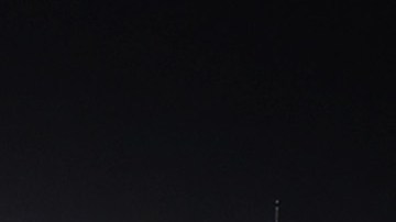 La lona cubre el terreno del Yankee Stadium a la espera de la voz de play ball del encuentro entre Yankees y Guardians.