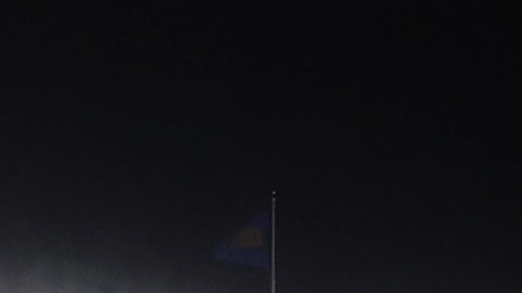 La lona cubre el terreno del Yankee Stadium a la espera de la voz de play ball del encuentro entre Yankees y Guardians.