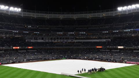 La lona cubre el terreno del Yankee Stadium a la espera de la voz de play ball del encuentro entre Yankees y Guardians.