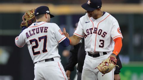 José Altuve (L) y Jeremy Peña (R) celebran el triunfo frente a Yankees en el primer juego de la Serie de Campeonato de la Liga Americana.