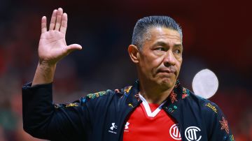 Ignacio Ambriz, entrenador de Toluca, saluda a la afición durante el partido de ida semifinal entre Toluca y América como parte del Torneo Apertura 2022 Liga MX.