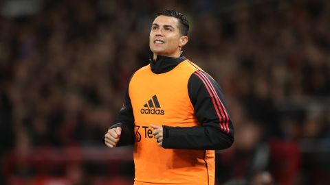 Cristiano Ronaldo calentando en el partido Manchester United vs Tottenham, en el que pudo haber sido su última convocatoria.