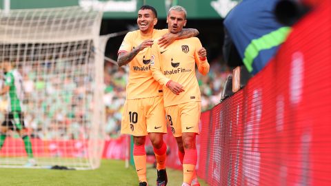 Ángel Correa (I) y Antoine Griezmann (D) celebran el segundo gol del equipo, que posicionó al francés como el tercer y máximo goleador histórico del equipo.