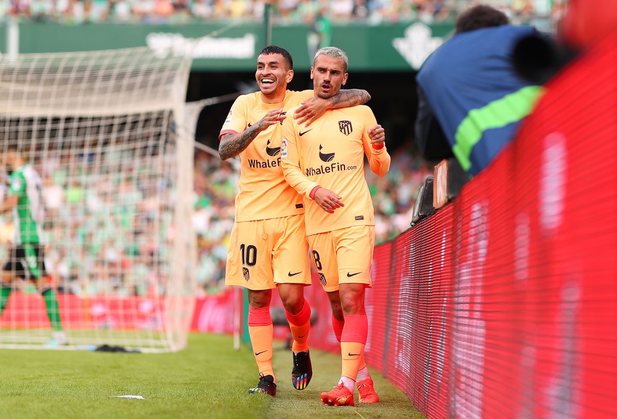 Ángel Correa (I) y Antoine Griezmann (D) celebran el segundo gol del equipo, que posicionó al francés como el tercer y máximo goleador histórico del equipo. 