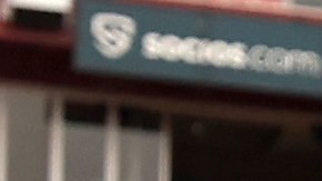 Aaron Rodgers abandona el terreno luego de la derrota sufrida ante Washington Commanders.