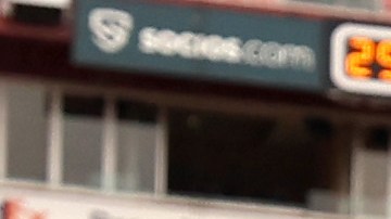 Aaron Rodgers abandona el terreno luego de la derrota sufrida ante Washington Commanders.