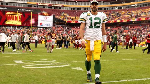 Aaron Rodgers abandona el terreno luego de la derrota sufrida ante Washington Commanders.