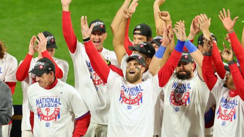 Bryce Harper (C) celebra con sus compañeros el avance hacia la Serie Mundial de MLB.