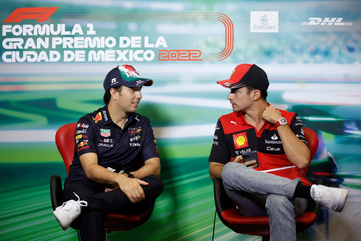 Checo Pérez (I) y Charles Leclerc (d) conversan en la previa del GP de México. Ambos se juegan el subcampeonato. 