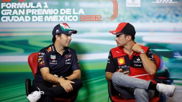 Checo Pérez (I) y Charles Leclerc (d) conversan en la previa del GP de México. Ambos se juegan el subcampeonato.