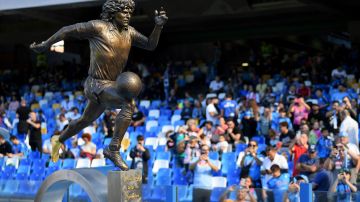 El Napoli desveló una estatua de Diego Maradona.