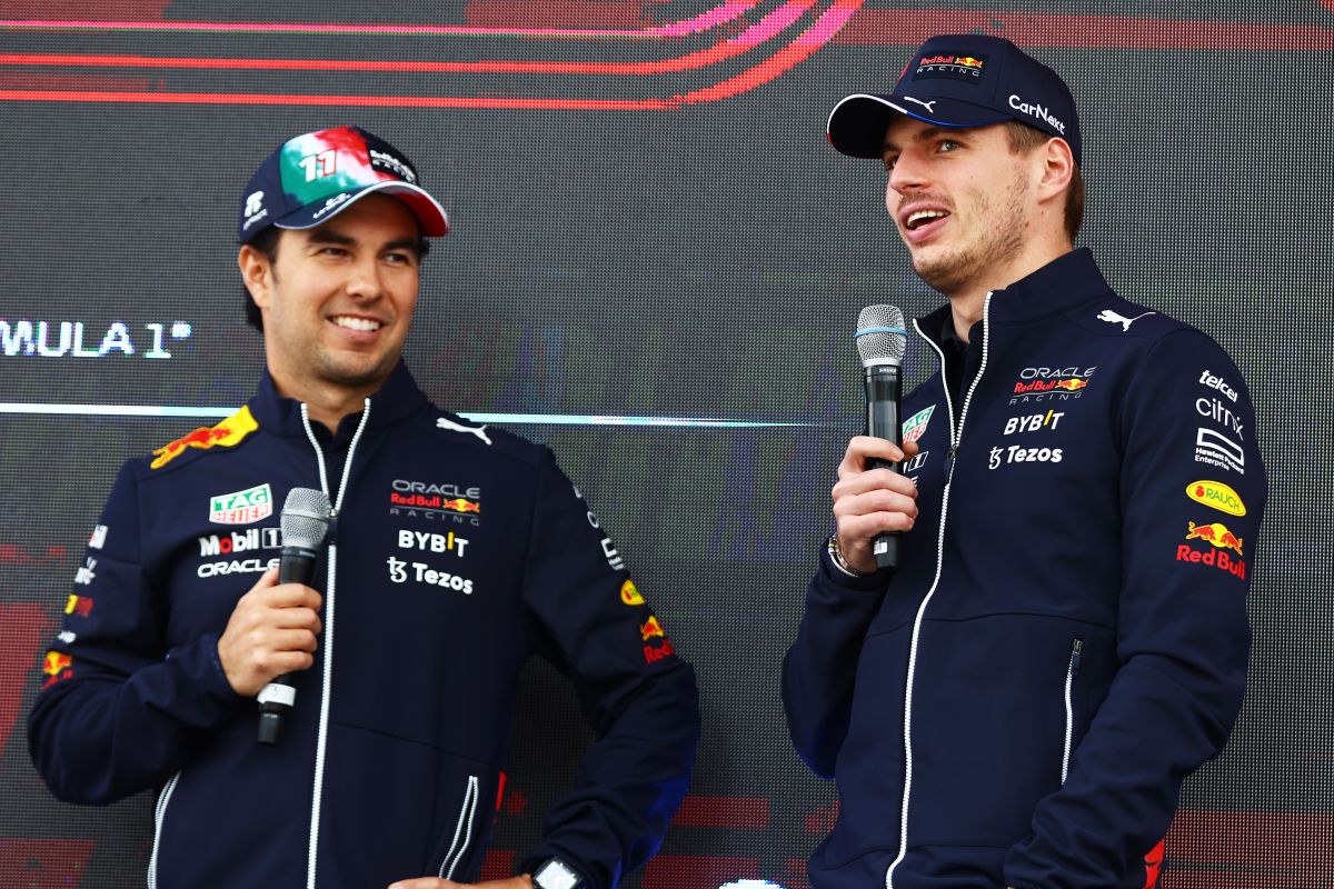 Verstappen y Pérez aprovecharon el espacio para bromear con los presentes. 