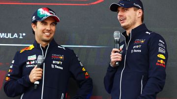 Verstappen y Pérez aprovecharon el espacio para bromear con los presentes.