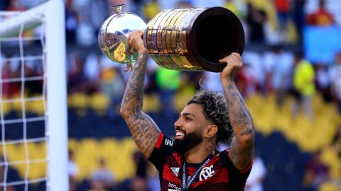 Gabriel 'Gabigol' Barbosa alza la Copa Libertadores 2022.