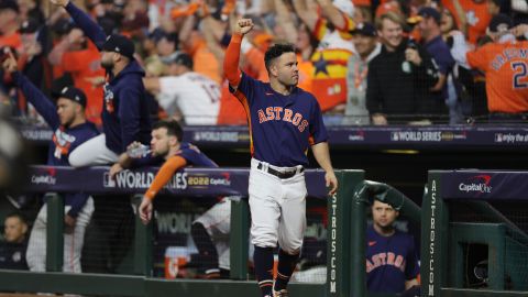 José Altuve agradece los aplausos del público en el Minute Maid Park de Houston.