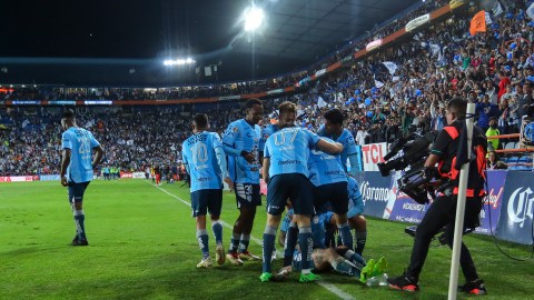 Jugadores del Pachuca celebran el gol de Víctor Guzmán que encaminó la goleada 3-1 ante Toluca.