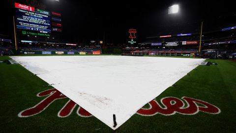 La lona recubre el terreno del Citizens Bank Park en Philadelphia luego de la incesante lluvia de este lunes.