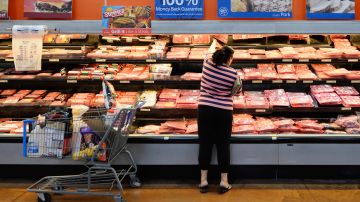 La mujer asegura que encontró pedazos de vidrio en la carne que compró en Walmart.