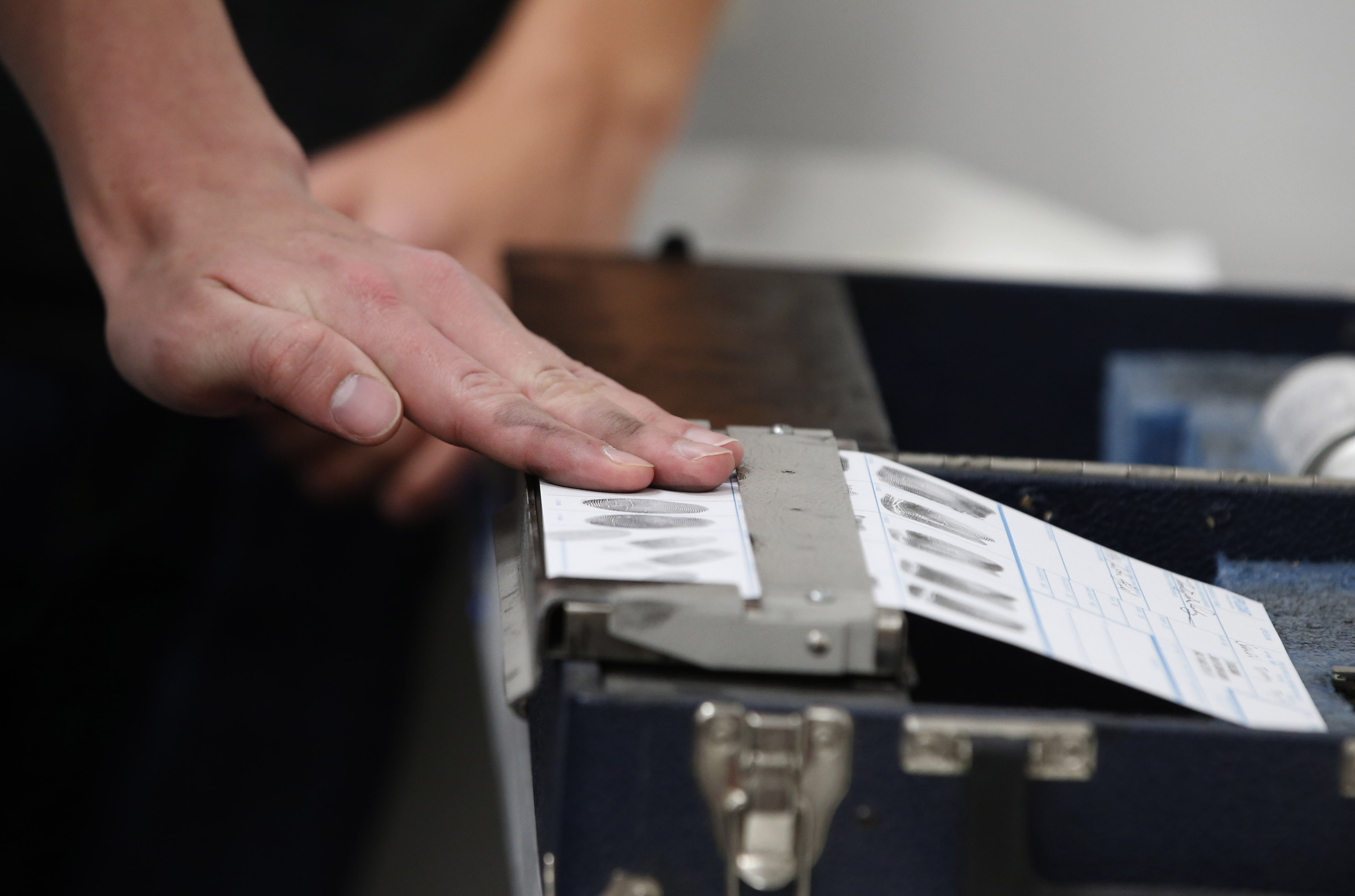 Policía de Nueva York es obligada a usar registros dentales y huellas dactilares para identificar al hombre muerto que fue robado tras ser aplastado por un camión