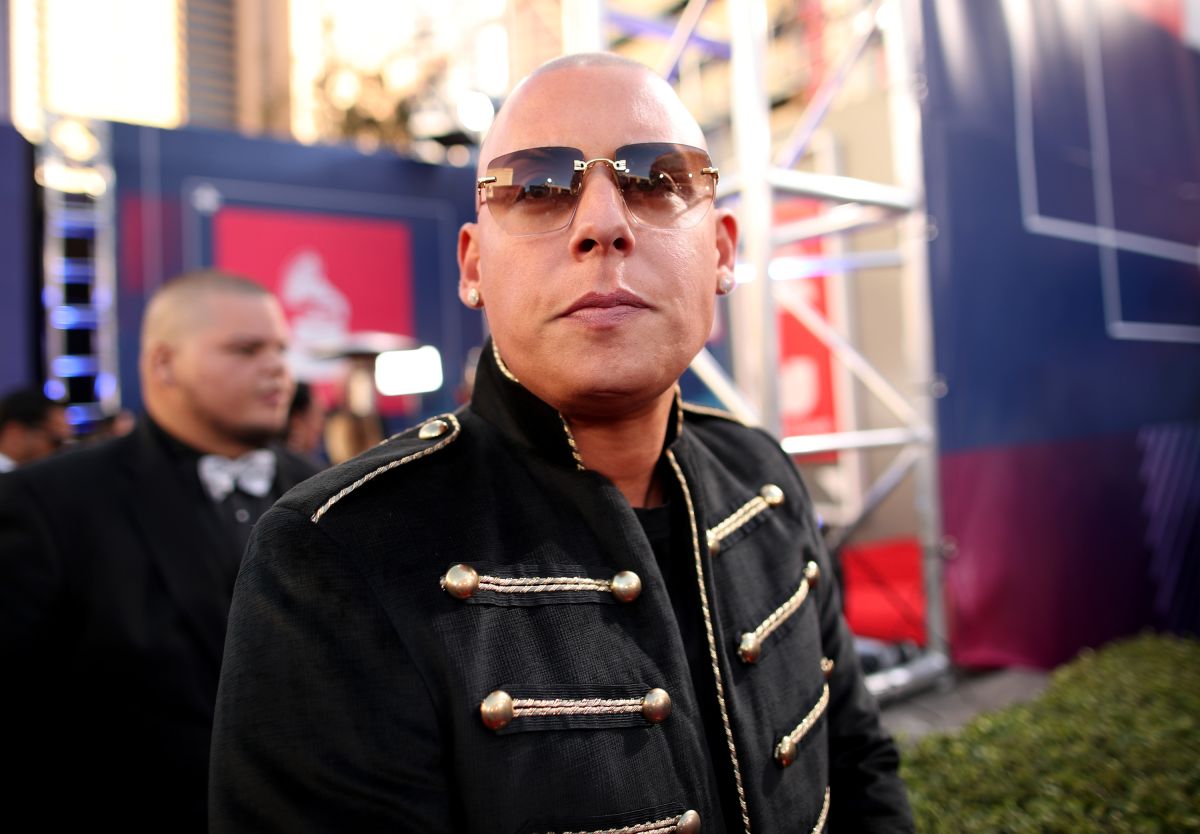 Cosculluela es arrestado por violencia doméstica y se filtra la foto de su registro - El Diario NY