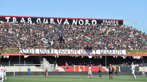 Coyote Cutee se sienta partido tras partido en la Curva Nord de Bari, donde siempre busca el momento para mostrar sus atributos.