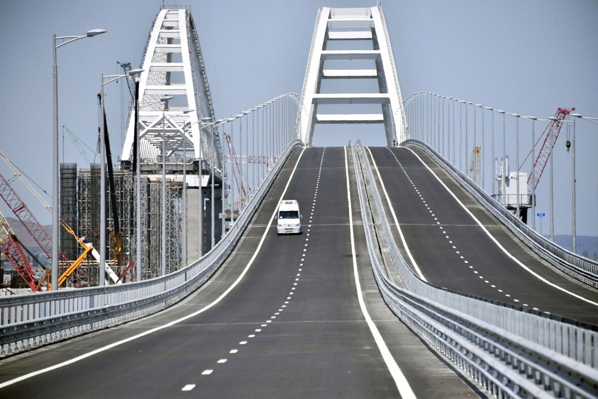 El puente afectado cruza el estrecho de Kerch, que une al Mar Negro con el Mar de Azov.